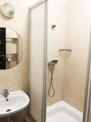 Отель Белтаможсервис-Минск Минск Двухместный номер с 2 отдельными кроватями и собственной ванной комнатой-3