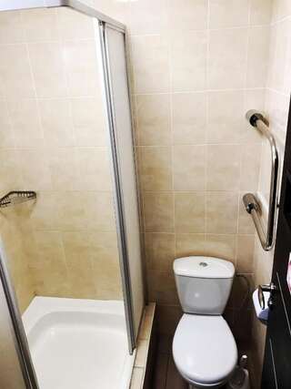 Отель Белтаможсервис-Минск Минск Двухместный номер с 2 отдельными кроватями и собственной ванной комнатой-13